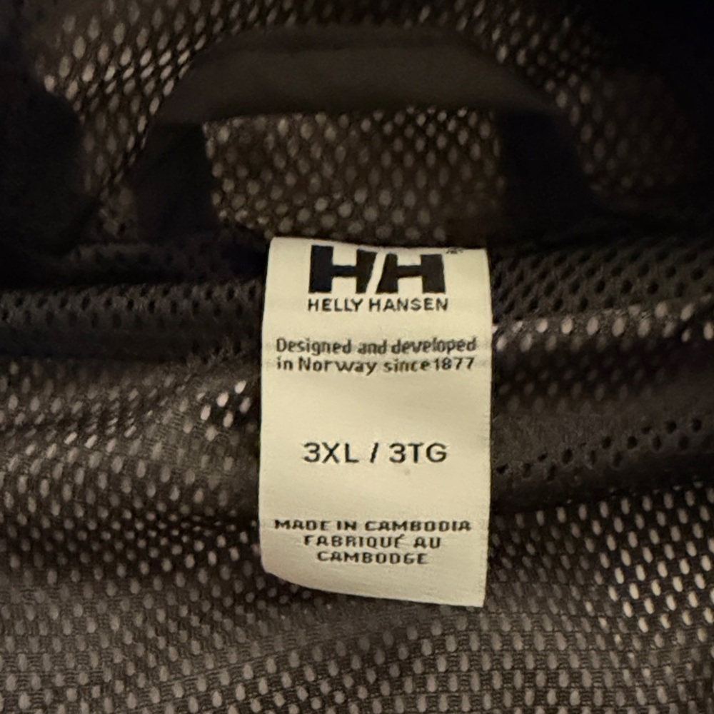 Helly Hansen Men's Black Raincoat - Picture 2 of 8